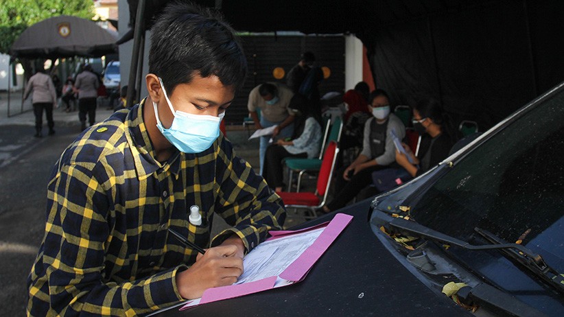 Anak-Anak di Surabaya Mulai Disuntik Vaksin Covid-19 - Bagian 2