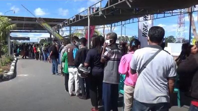 title Abaikan Prokes, Warga Berdesakan Antre Ikut Vaksinasi Massal di Kejati NTT Abaikan Prokes, Warga Berdesakan Antre Ikut Vaksinasi Massal di Kejati NTT