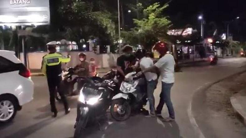 title Boncengkan Istri, Seorang Pengendara Motor Mendadak Ditangkap di Blora Boncengkan Istri, Seorang Pengendara Motor Mendadak Ditangkap di Blora