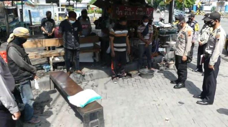 Polisi dan Warga di Solo Khidmat Mengheningkan Cipta untuk yang Meninggal Dunia akibat Covid-19 