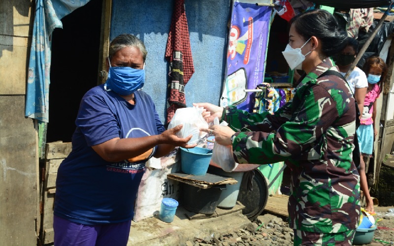 Bansos PPKM Darurat, Kodam III/Siliwangi Bagikan Nasi Bungkus ke Warga