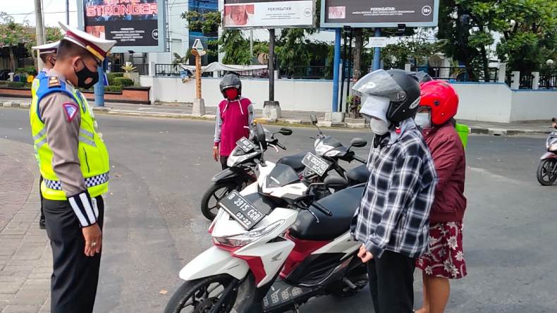 Pengguna Jalan di Tugu Pancasila Blora Diajak Berdoa agar Pandemi Segera Berakhir 