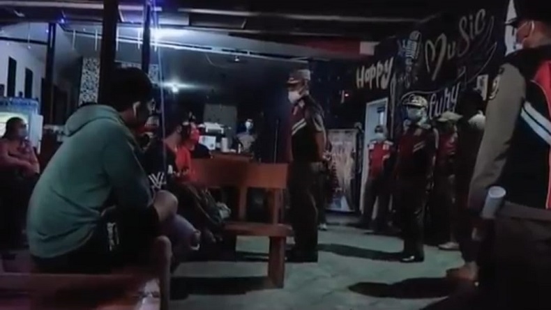 Razia PPKM Darurat, Petugas Tutup dan Segel 2 Tempat Hiburan Bandel di KBB