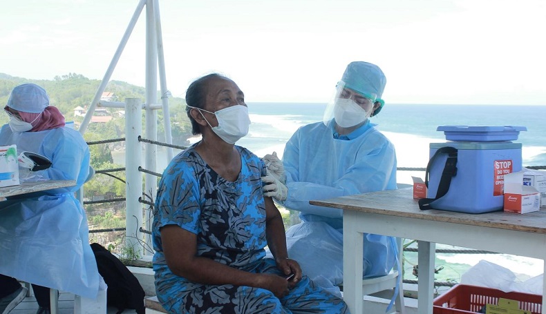 Viral, Vaksinasi Covid-19 Dilaksanakan di Tepi Pantai Ngandong