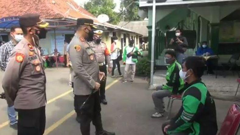 Vaksinasi Covid-19 di Mapolres Tegal Sasar Ratusan Pengemudi Ojol dan Karyawan Mini market
