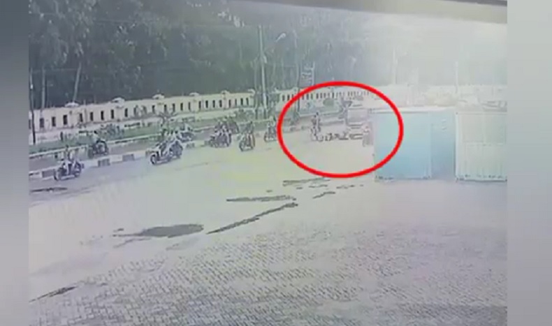 title Terekam CCTV, Pengendara Motor di Medan Jatuh lalu Tewas Terlindas Bus Terekam CCTV, Pengendara Motor di Medan Jatuh lalu Tewas Terlindas Bus
