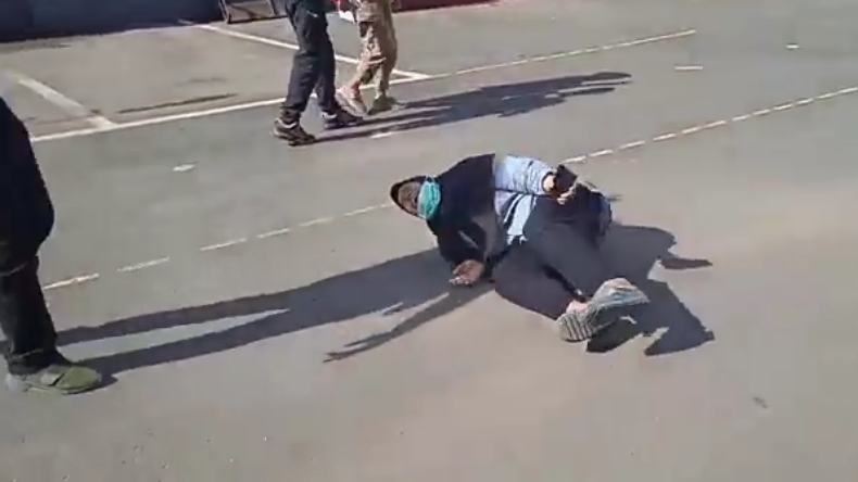 title Ingin Ketemu Anak, Ibu di Gowa Teriak-Teriak hingga Pingsan di Kantor Polisi Ingin Ketemu Anak, Ibu di Gowa Teriak-Teriak hingga Pingsan di Kantor Polisi