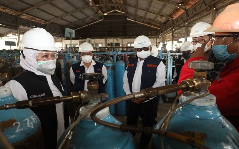 Cek Stok Oksigen di Gresik, Khofifah: Tolong RS Proaktif Bawa Tabung ke Distributor