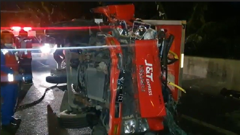 Truk Boks Terguling di Tol JORR Arah Kampung Rambutan, Pengemudi Terluka