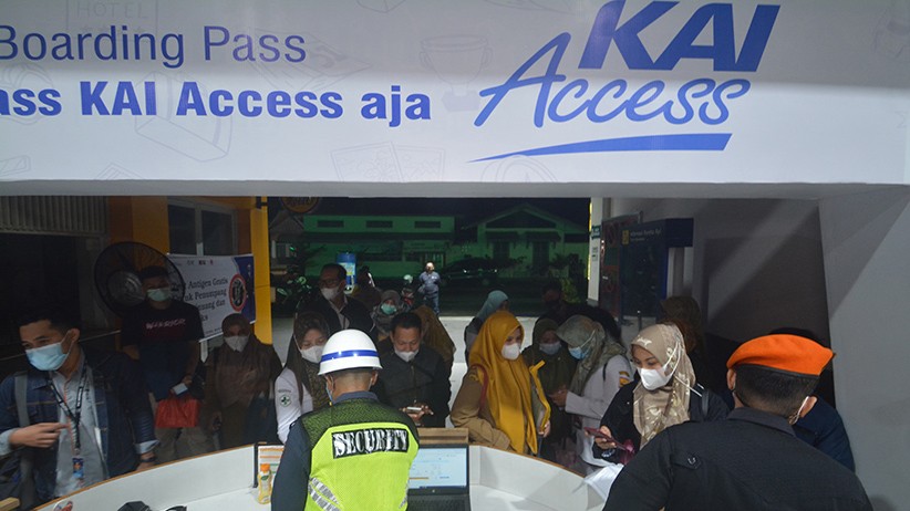 Penumpang Wajib Tunjukkan STRP, Begini Suasana Perjalanan Kereta Api - Bagian 2