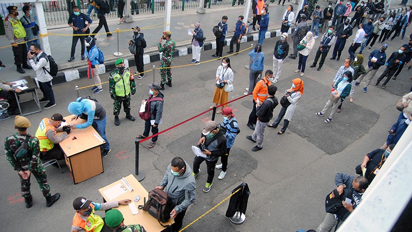 Antrean Pemeriksaan STRP sebelum Naik KRL di Stasiun Bogor - Bagian 1
