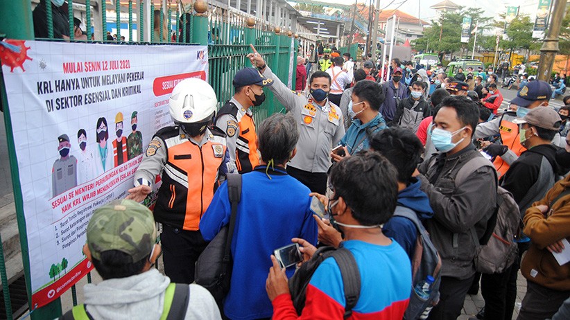 Antrean Pemeriksaan STRP sebelum Naik KRL di Stasiun Bogor - Bagian 4