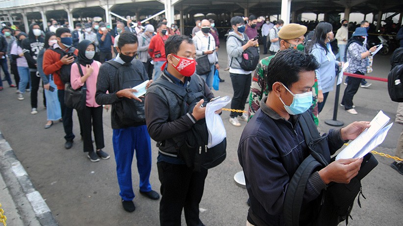 Antrean Pemeriksaan STRP sebelum Naik KRL di Stasiun Bogor - Bagian 3