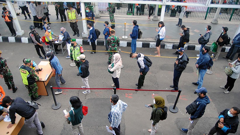 Antrean Pemeriksaan STRP sebelum Naik KRL di Stasiun Bogor - Bagian 2