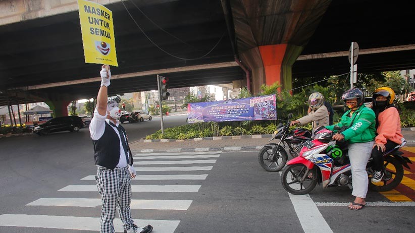 Aksi Badut Ajak Masyarakat Patuhi Protokol Kesehatan - Bagian 4