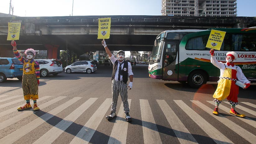 Aksi Badut Ajak Masyarakat Patuhi Protokol Kesehatan - Bagian 3