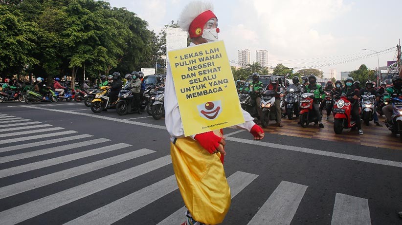 Aksi Badut Ajak Masyarakat Patuhi Protokol Kesehatan - Bagian 1