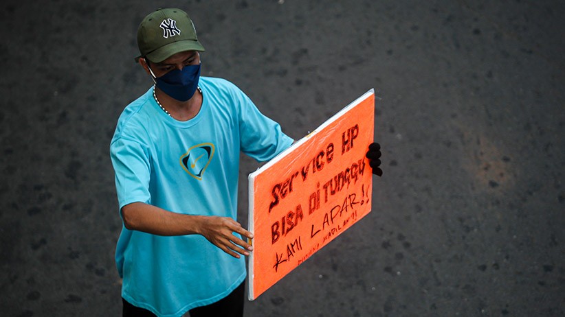Mal Tutup, Pekerja Servis HP Tawarkan Jasa di Pinggir Jalan Raya Cililitan - Bagian 1