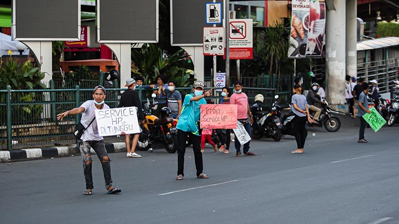 Mal Tutup, Pekerja Servis HP Tawarkan Jasa di Pinggir Jalan Raya Cililitan - Bagian 2