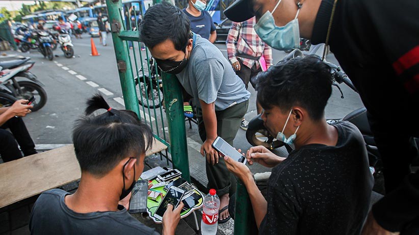 Mal Tutup, Pekerja Servis HP Tawarkan Jasa di Pinggir Jalan Raya Cililitan - Bagian 3