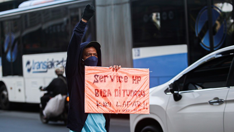 Mal Tutup, Pekerja Servis HP Tawarkan Jasa di Pinggir Jalan Raya Cililitan - Bagian 4