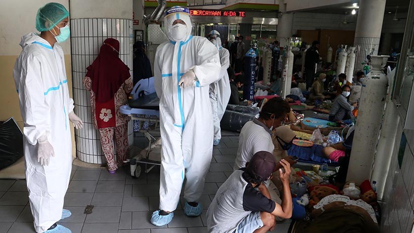 Ngeri, Pasien Covid-19 Membeludak di Teras IGD RSUD Dr Soetomo Surabaya - Bagian 2