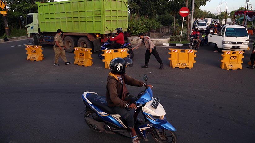 Akses Masuk Surabaya Timur Ditutup, Lalu Lintas Macet Panjang - Bagian 2