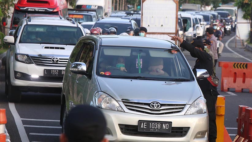 Akses Masuk Surabaya Timur Ditutup, Lalu Lintas Macet Panjang - Bagian 1