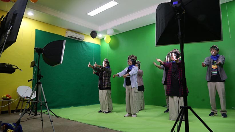 Hari Pertama Sekolah, Murid SD Kreatif Diajak Berpetualang Virtual - Bagian 5