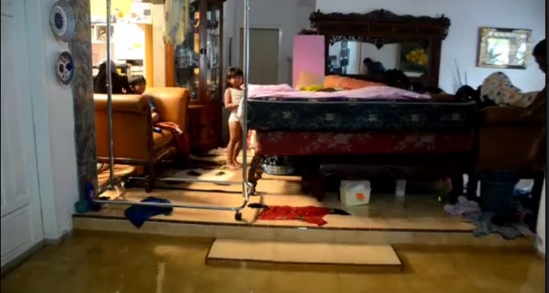 Siasat Warga Aceh Besar Bertahan saat Banjir, Susun Kursi dan Meja Jadi Tempat Tidur