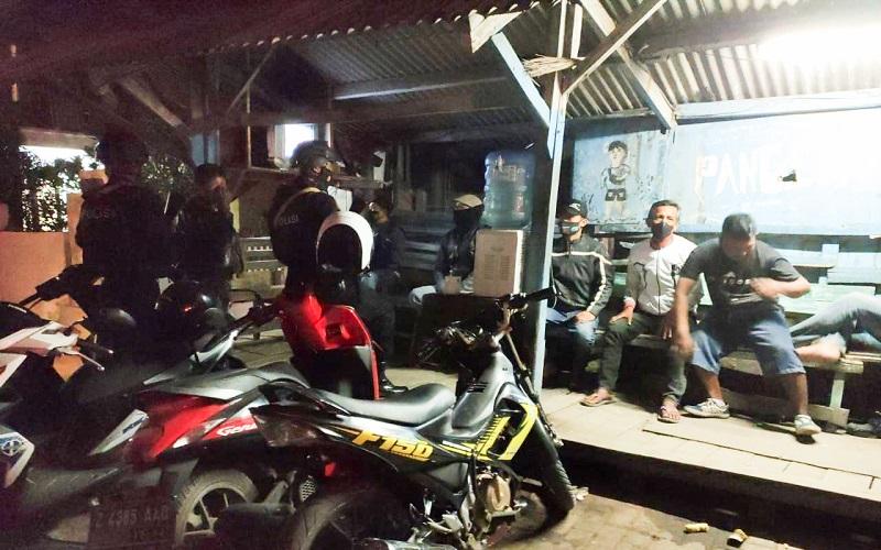 Malam-malam Brimob Polda Jabar Datangi Pangkalan Ojek Warcin, Ada Apa?