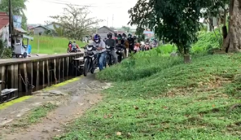 title PPKM Darurat, Warga Pontianak Gunakan Jalur Tikus Hindari Penyekatan Jalan PPKM Darurat, Warga Pontianak Gunakan Jalur Tikus Hindari Penyekatan Jalan