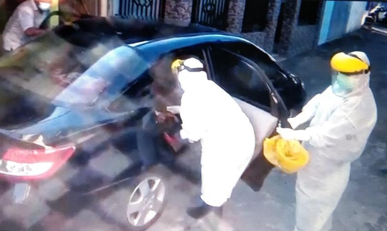 title Rumah Sakit Penuh, Pasien Covid-19 Meninggal di Mobil Rumah Sakit Penuh, Pasien Covid-19 Meninggal di Mobil