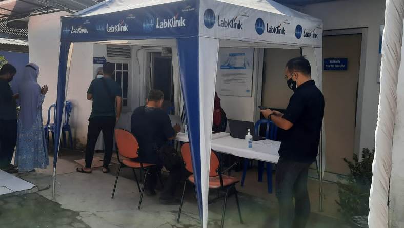 title Warga Kecewa Vaksinasi Gotong Royong di Apotek Kimia Farma Sukoharjo Batal Warga Kecewa Vaksinasi Gotong Royong di Apotek Kimia Farma Sukoharjo Batal