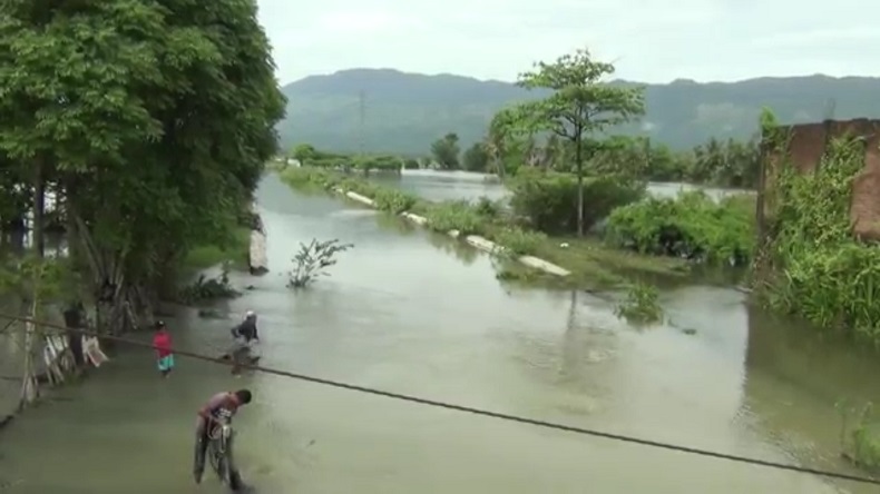 Warga Aceh Besar Menjala Ikan di kala Banjir
