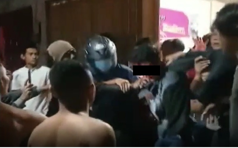 Video Viral Terduga Pencuri Toko Emas di Pasar Renteng Loteng Dikepung Warga