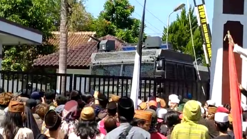 Unjuk Rasa Pendukung Habib Rizieq di Kejari Tasikmalaya Ricuh, 3 Mobil Polisi Rusak