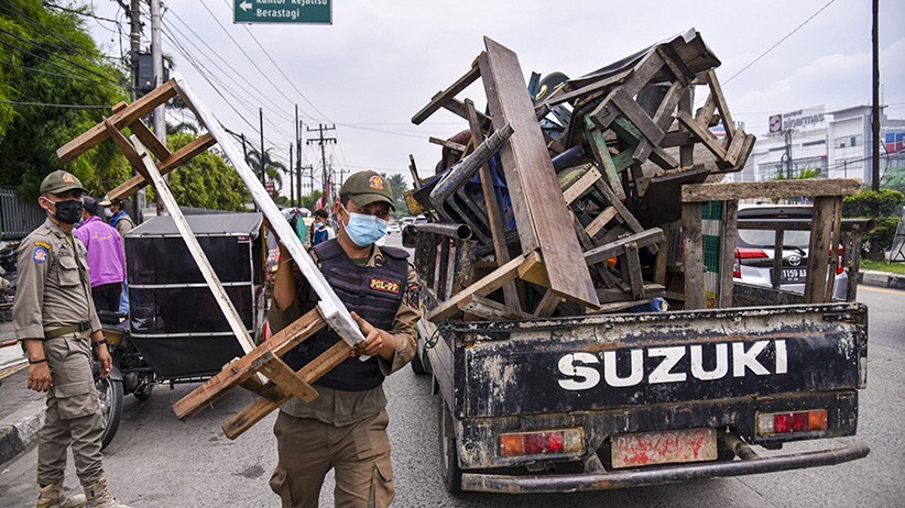 Satpol PP Angkut Meja dan Kursi PKL karena Melanggar PPKM Darurat - Bagian 1