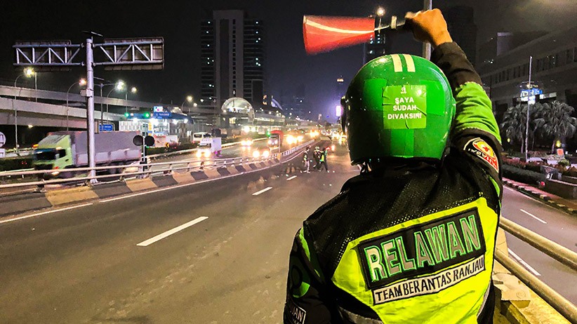 Komunitas Ojol Sisir Jalan Gatot Subroto Cari Ranjau Paku - Bagian 5