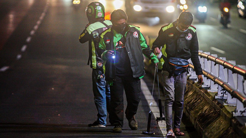 Komunitas Ojol Sisir Jalan Gatot Subroto Cari Ranjau Paku - Bagian 3
