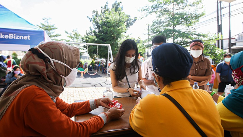 Antusiasme Warga Ikut Vaksinasi di RPTRA Bunga Rampai  - Bagian 4
