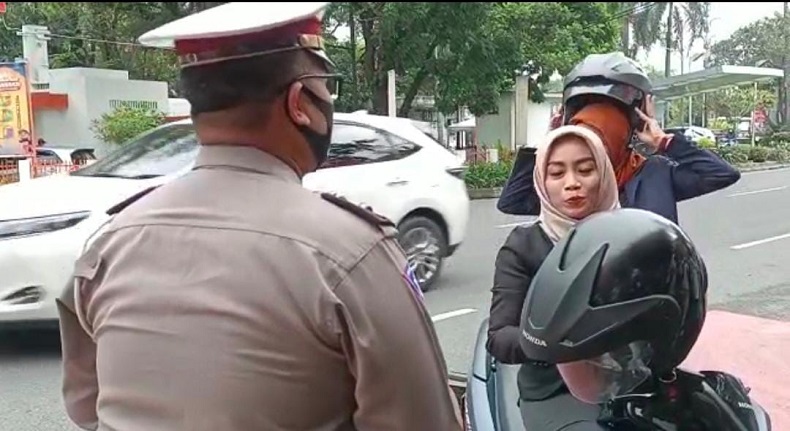 Keren, Polisi di Medan Tegur Warga yang Tidak Pakai Masker dengan Berpantun