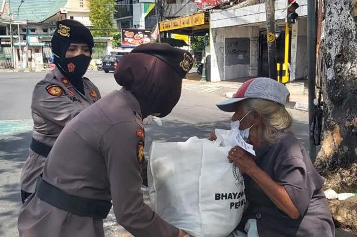 Polda DIY Bagikan 1.150 Paket Sembako Bagi Warga Terdampak Covid-19 di Bantul