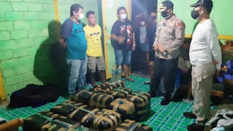 Polisi Bongkar Tempat Penampungan Miras Cap Tikus Jaringan Bitung-Surabaya