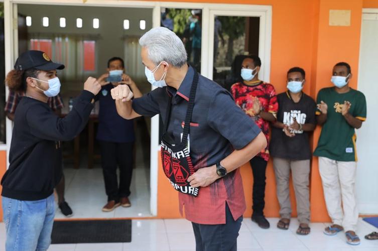 Dikunjungi Ganjar, Pelajar Papua Curhat Kesulitan Belajar Bahasa Jawa