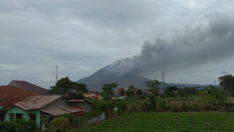 Gunung Sinabung Erupsi 2 Kali, Lontarkan Abu Vulkanis Sejauh 500 Meter