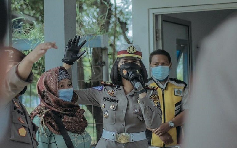 Polwan Cantik AKP Rita Yuliana Kawal Truk Pengangkut Tabung Oksigen di Lotim