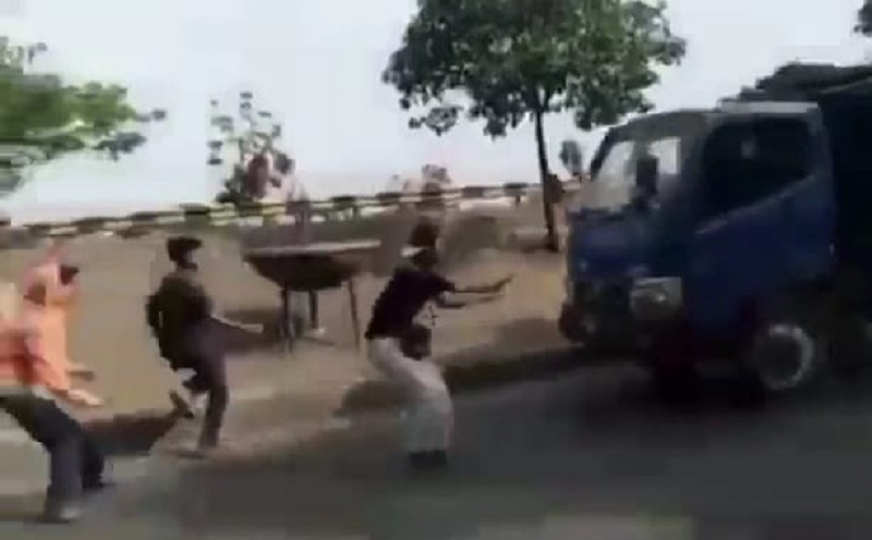  Adang Truk Demi Konten, Pelajar Ini Malah Kritis Tertabrak