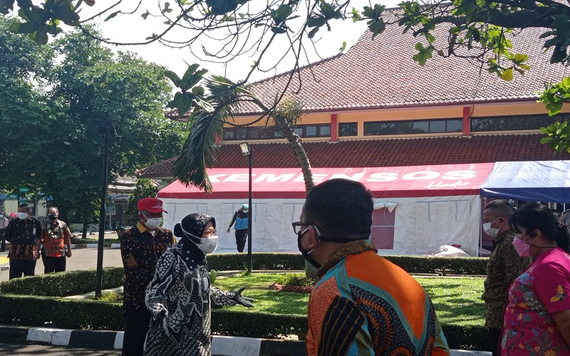 Menteri Sosial Tri Rismaharini Semprot Staf Kemensos di Wyata Guna Bandung, Ini Penyebabnya 