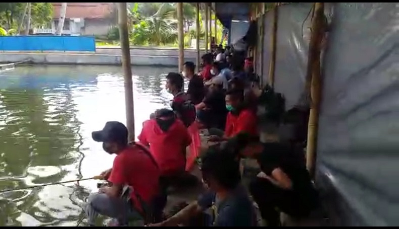 Ngeyel, Warga Tasikmalaya Malah Berkerumun Mancing Ikan saat PPKM Darurat
